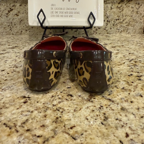 Sporty Sperry Leopard Print Flats with Brown Accents Size 9. - Picture 6 of 7